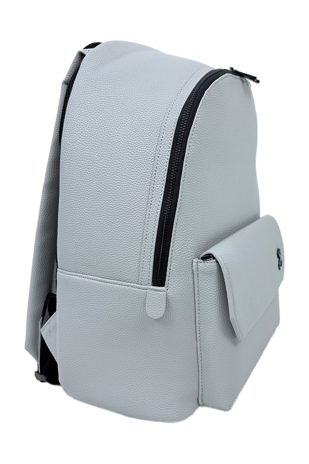 Seitenansicht des Moon Rucksacks in Moon Grey mit schlankem Design und magnetischer Fronttasche.