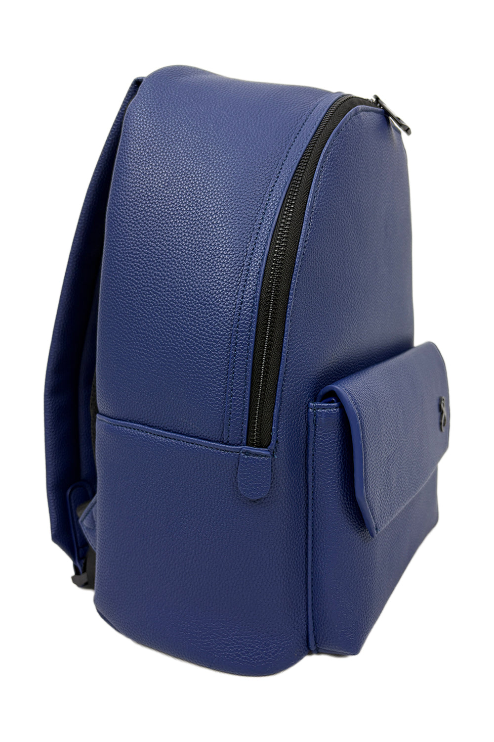 Seitenansicht des Atlantic Rucksacks in Atlantikblau, der sein schlankes Design und seine Reißverschlussdetails zur Geltung bringt.