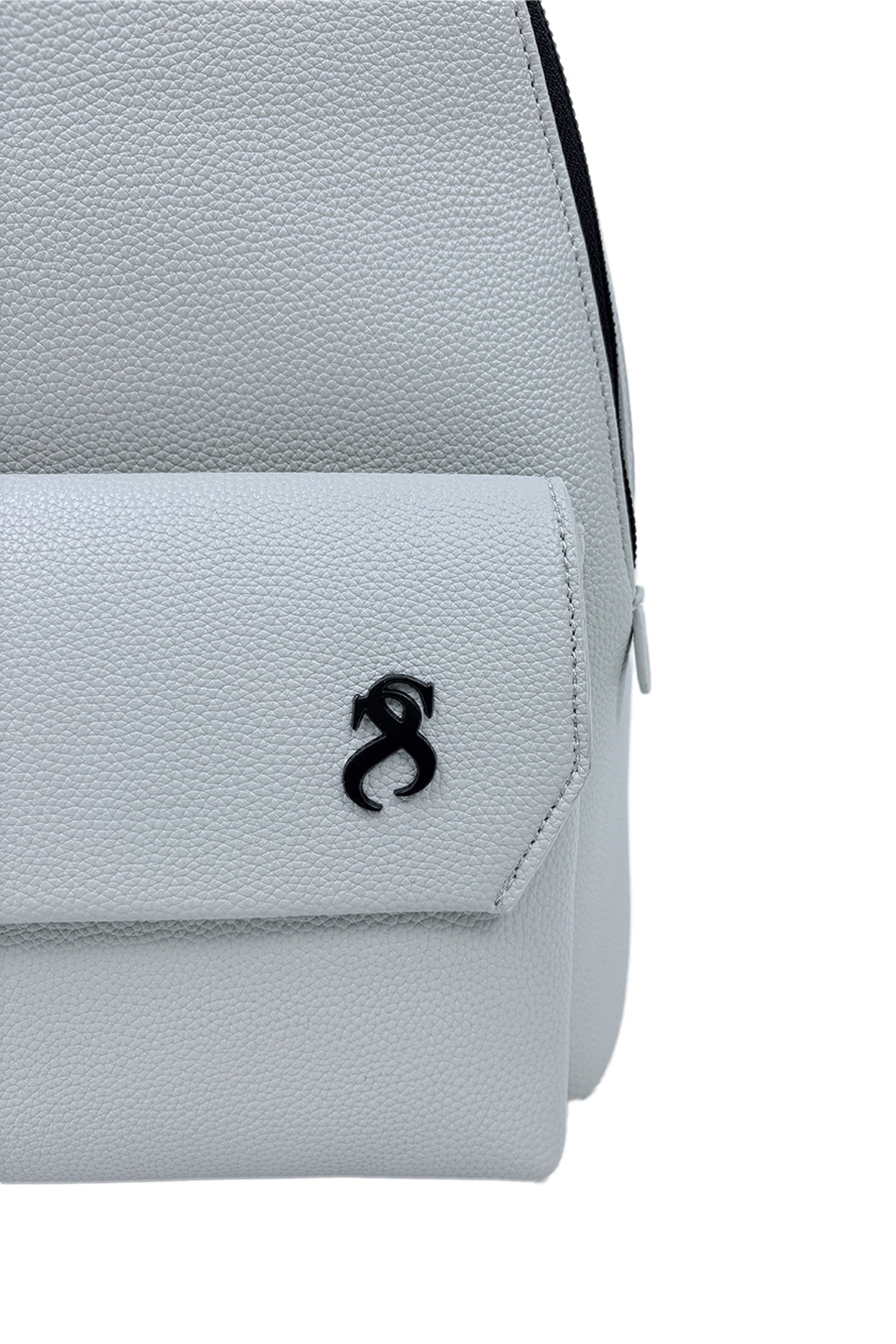 Moon Rucksack mit magnetischer Fronttasche und Sterling-Metall-Logo in der Farbe Moon Grey.
