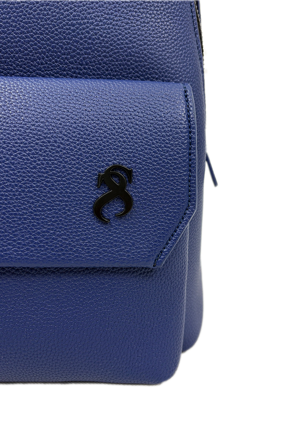 Atlantic Rucksack mit ergonomischem Design, magnetischer Fronttasche und Sterlingz-Metalllogo in Atlantikblau.