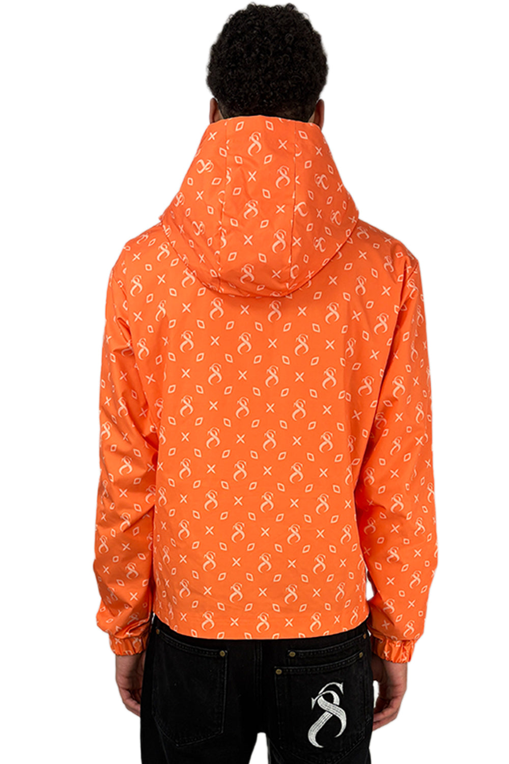 Rückansicht eines Models, das die Papaya Windbreaker mit Kapuze und Sterlingz-Muster in Orange trägt.