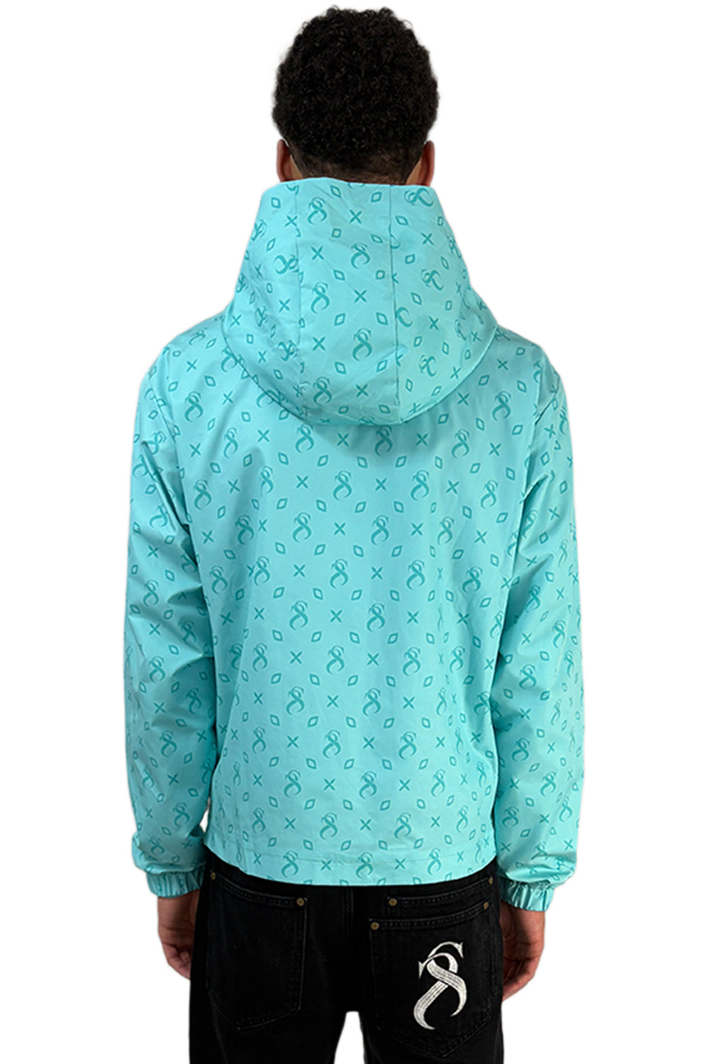 Rückansicht des Windbreakers „Caribbean Bay“ in Türkis mit durchgehendem Muster, das Model trägt Größe L.