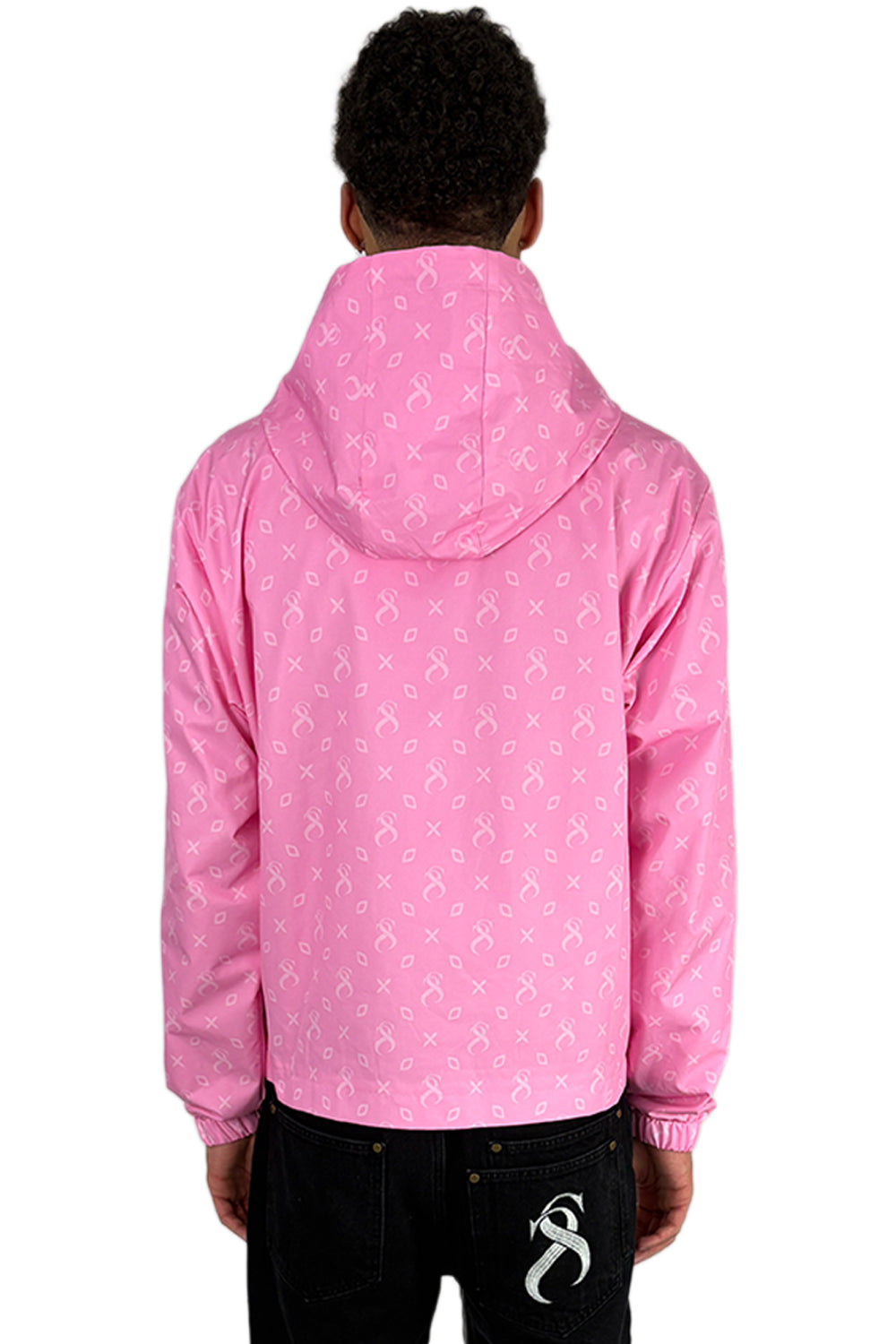 Model trägt eine Miami Windbreaker in Pink und präsentiert die Rückansicht und das charakteristische Sterlingz-Muster.