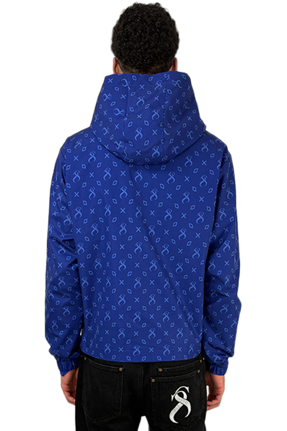 Rückansicht eines Models, das die Atlantic Windbreaker mit Kapuze und Sterlingz-Muster in Blau trägt.