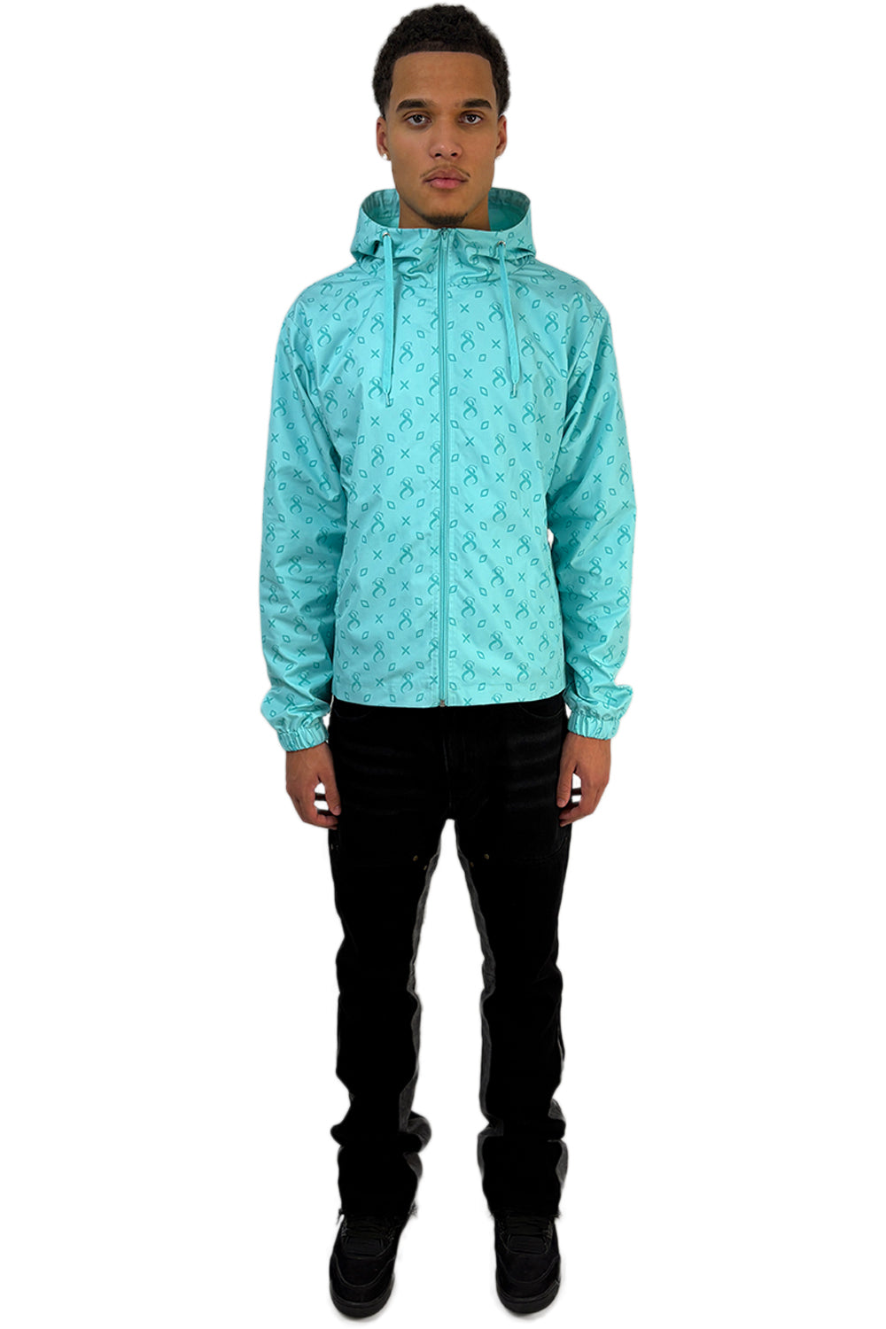 Model trägt eine Windjacke von Caribbean Bay in Türkis mit modernem Design und wasserdichter Beschichtung.