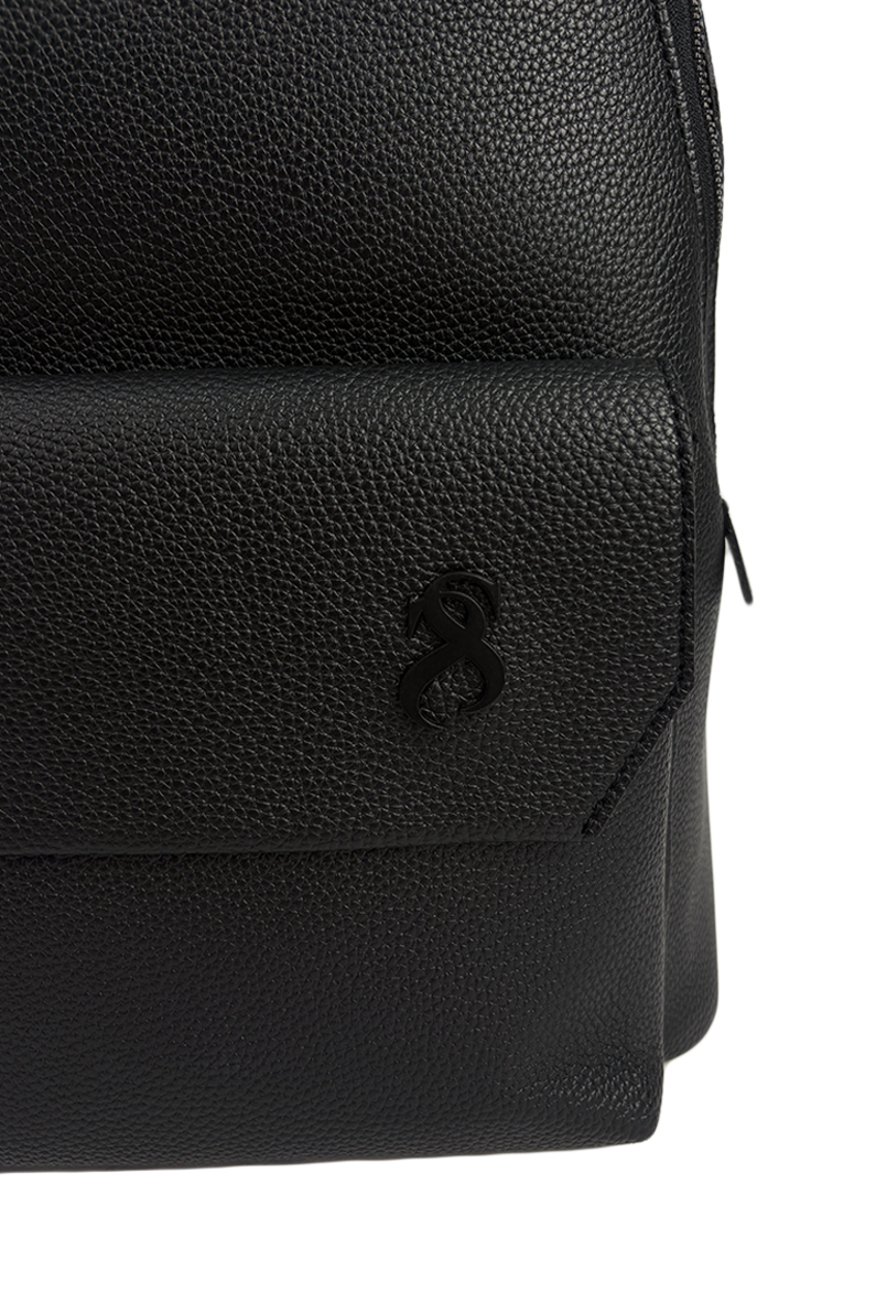 Atlantic Rucksack mit ergonomischem Design, magnetischer Fronttasche und Sterlingz-Metalllogo in Atlantikblau.