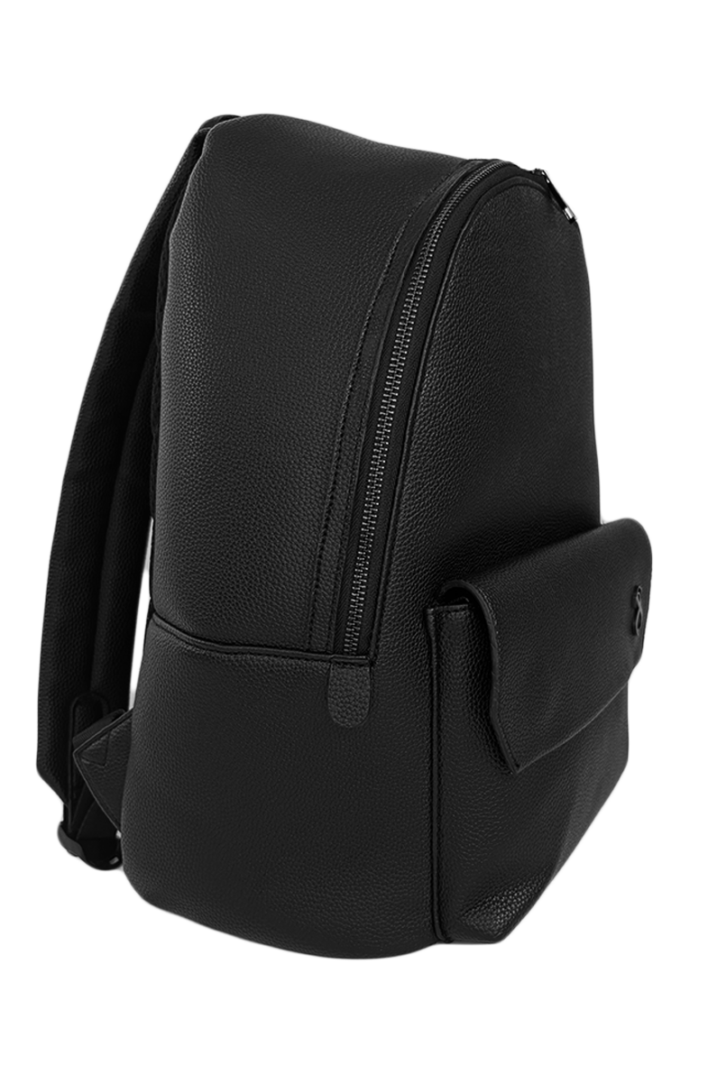 Seitenansicht des Atlantic Rucksacks in Atlantikblau, der sein schlankes Design und seine Reißverschlussdetails zur Geltung bringt.