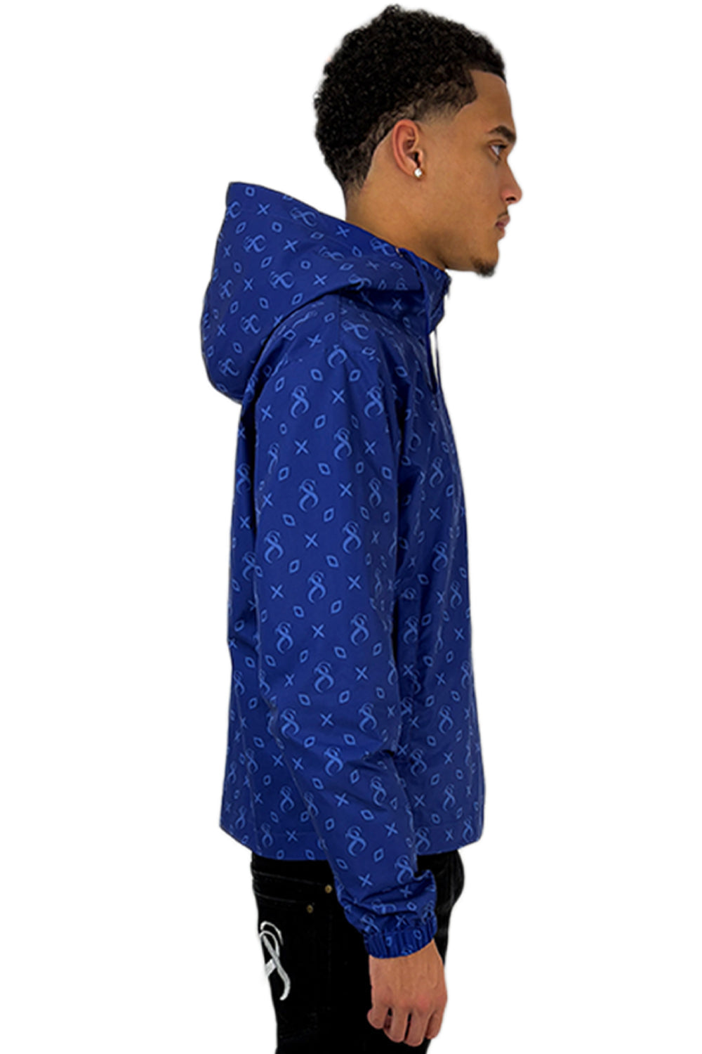 Model im Seitenprofil mit Atlantic Windbreaker mit durchgehendem Sterlingz-Muster und Kapuze.